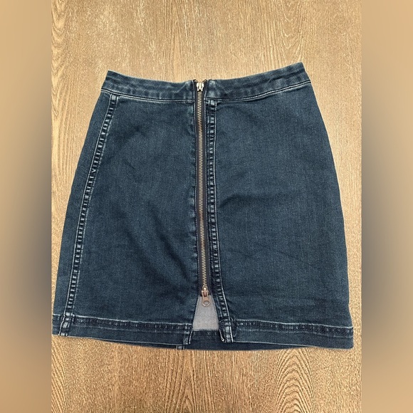 FREE PEOPLE ZIPPER FRONT DENIM MINI SKIRT - Size 2 SKU:295 - Picture 1 of 6